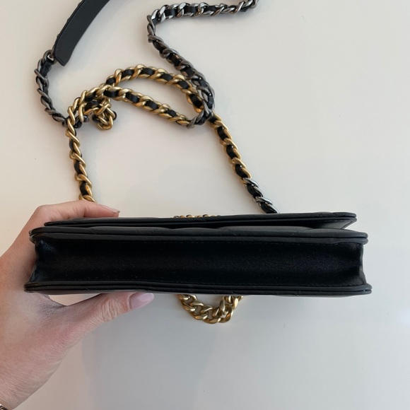 CHANEL 19 WALLET ON CHAIN - Picture 11 of 13